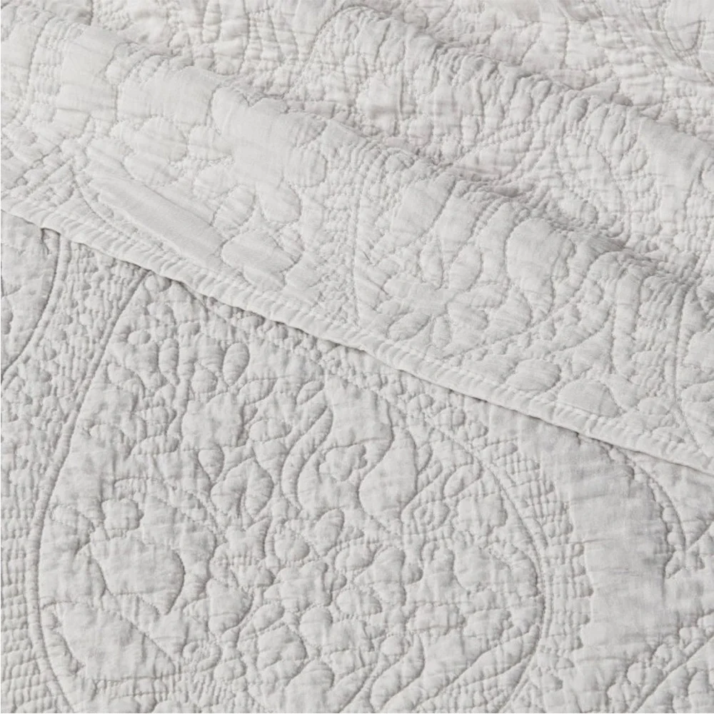 THRESHOLD NWT garment washed paisley stitch quilt -light gray -twin